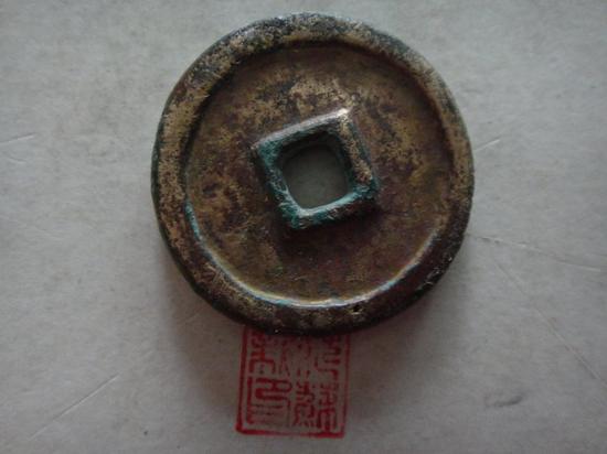這枚厚4MM,重27克,這是清理大部分紅銹后顯現的金黃底色。