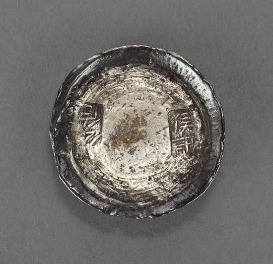 Lot 2226 清末云貴地區(qū)“侯記 公估”撇絲圓錠